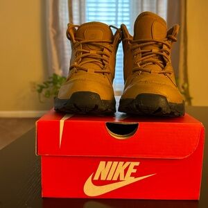 Nike kids boot size 2.5